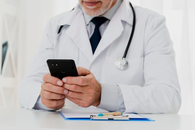 Medico che usa il suo telefono