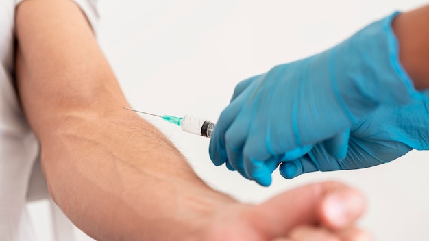 Medico che vaccina il paziente