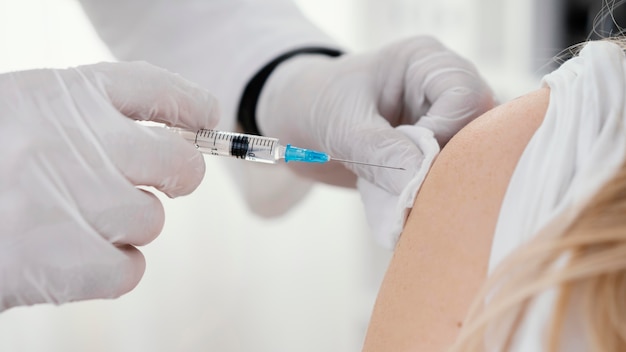 Medico che vaccina un paziente in clinica