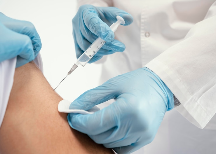 Foto gratuito medico che vaccina un paziente in clinica