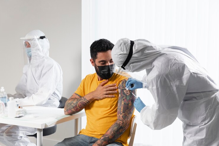 Foto gratuito medico che vaccina un paziente in un centro