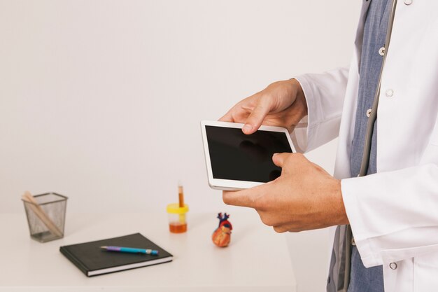 Medico con il ipad in ufficio