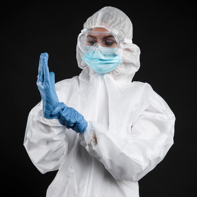 Medico con indossare guanti chirurgici