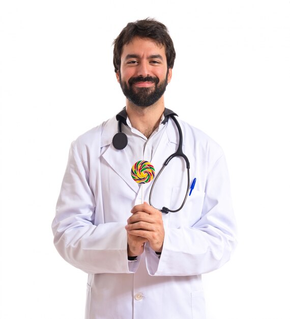 Medico con lolly pop su sfondo bianco