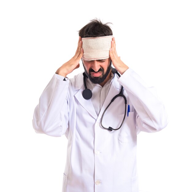 Medico con mal di testa su sfondo bianco