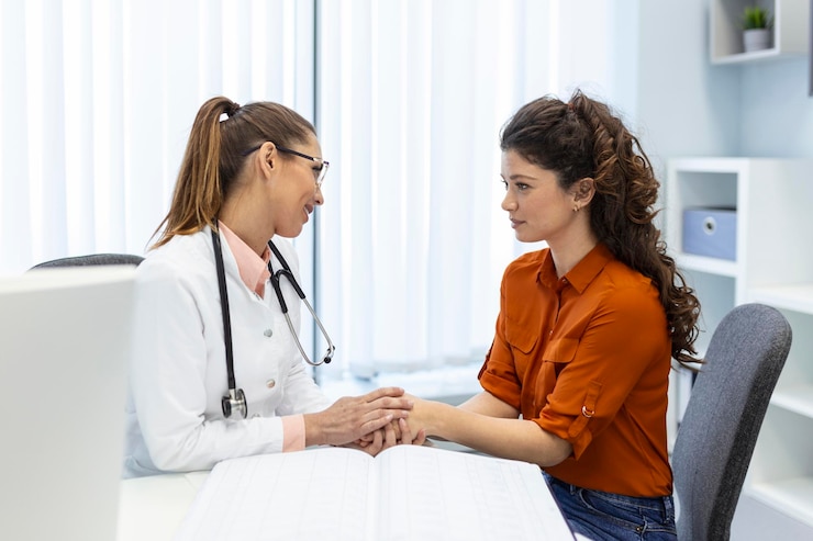 Medico con paziente in ospedale Medico che lavora in ufficio e ascolta il paziente che sta spiegando i suoi sintomi concetto di assistenza sanitaria e assistenza