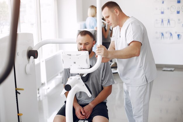 Medico con un paziente in clinica di fisioterapia