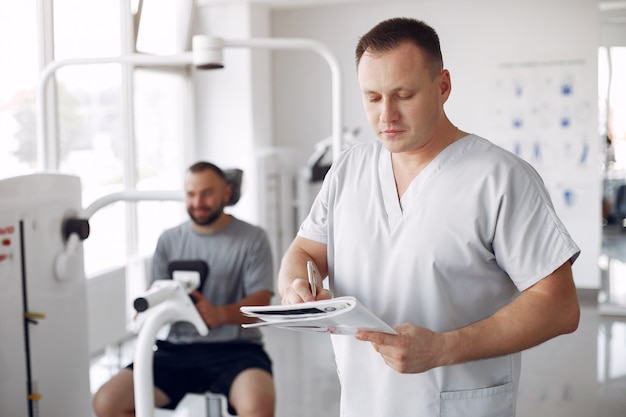 Medico con un paziente in clinica di fisioterapia