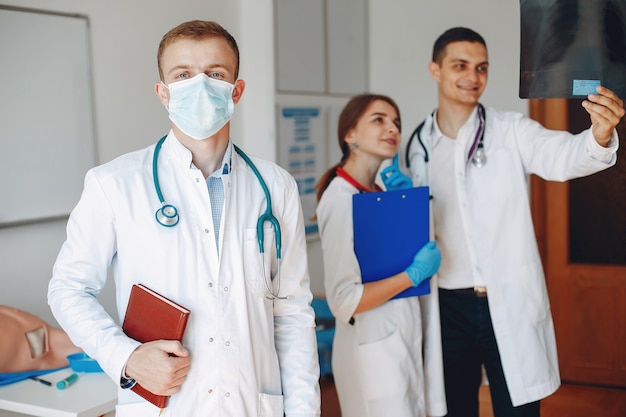 Medico con una cartella nelle sue mani guarda la telecamera