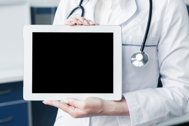 Medico con uno stetoscopio e un tablet