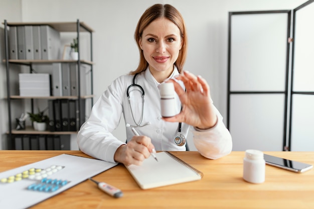 Medico del colpo medio al lavoro con la medicina