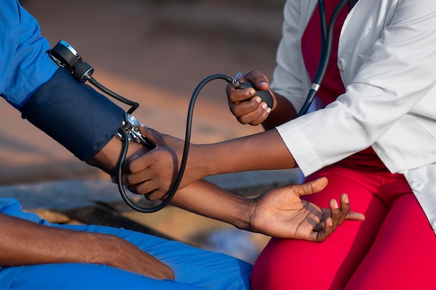 Medico dell'aiuto umanitario dell'Africa che si prende cura del paziente