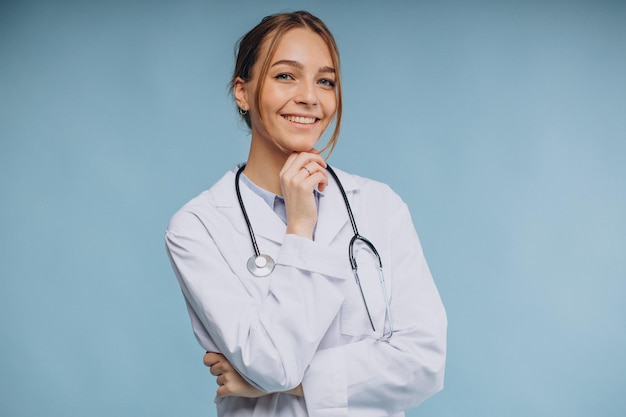 Medico della donna che indossa camice da laboratorio con lo stetoscopio isolato