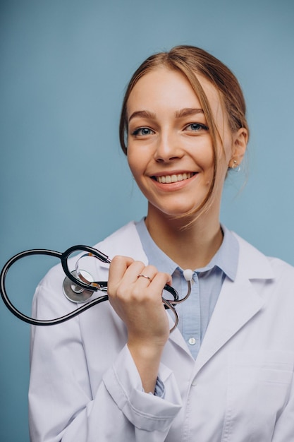 Medico della donna che indossa l'abito da laboratorio con lo stetoscopio isolato