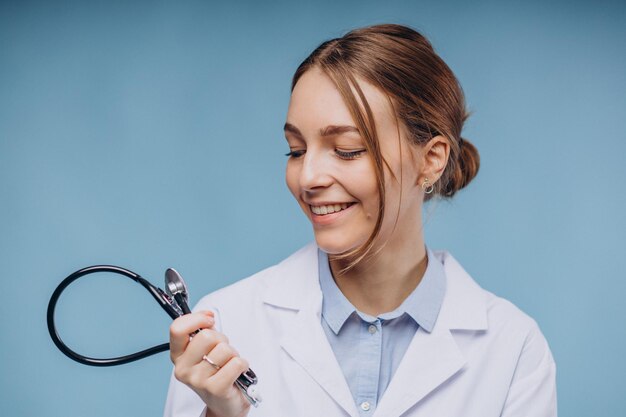 Medico della donna che indossa l'abito da laboratorio con lo stetoscopio isolato