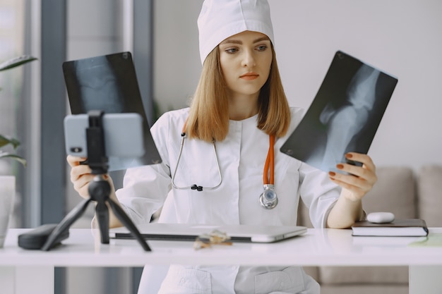 Medico della donna che registra video del vlog su medicin