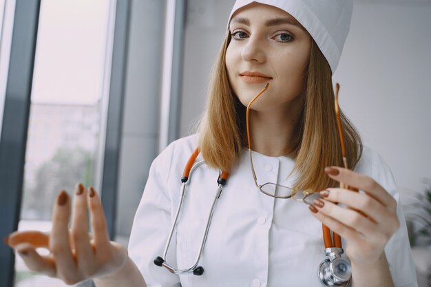 Medico della donna che registra video di vlog sulla medicina