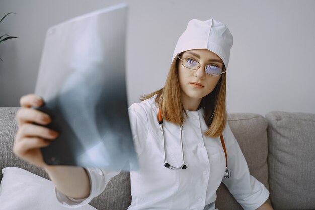 Medico della donna con le camice in ospedale