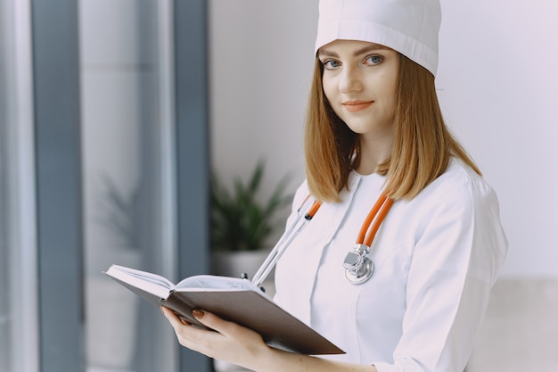 Medico della donna con le camice in ospedale