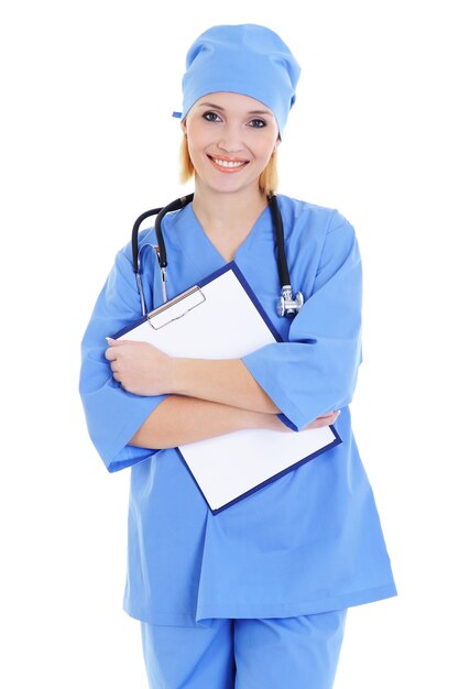 Medico della donna in uniforme medica blu che tiene un grafico - isolato su bianco