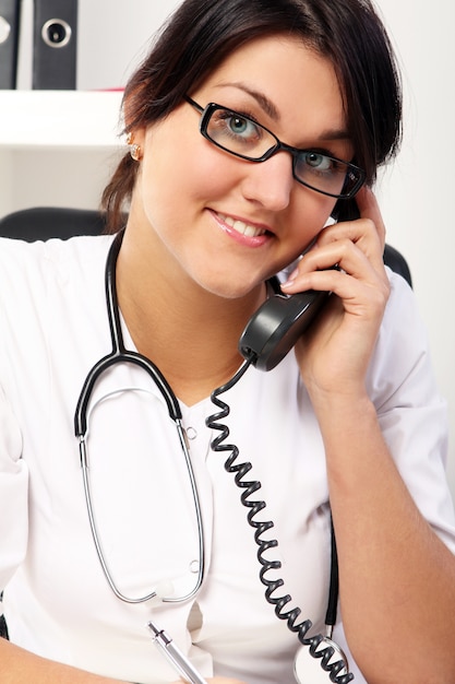 Medico della giovane donna che parla dal telefono