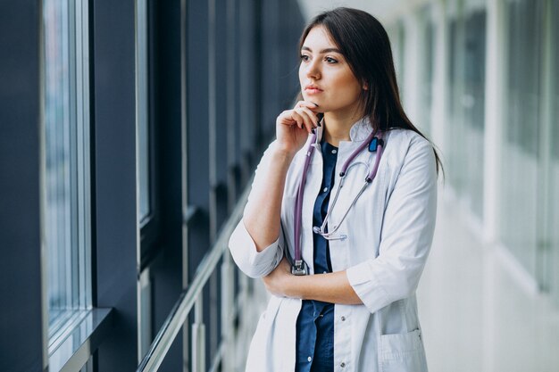 Medico della giovane donna con lo stetoscopio all'ospedale