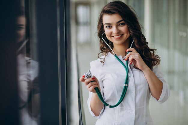 Medico della giovane donna con lo stetoscopio all'ospedale