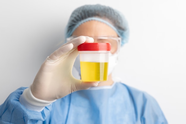 Medico di laboratorio che esegue esame medico delle urine