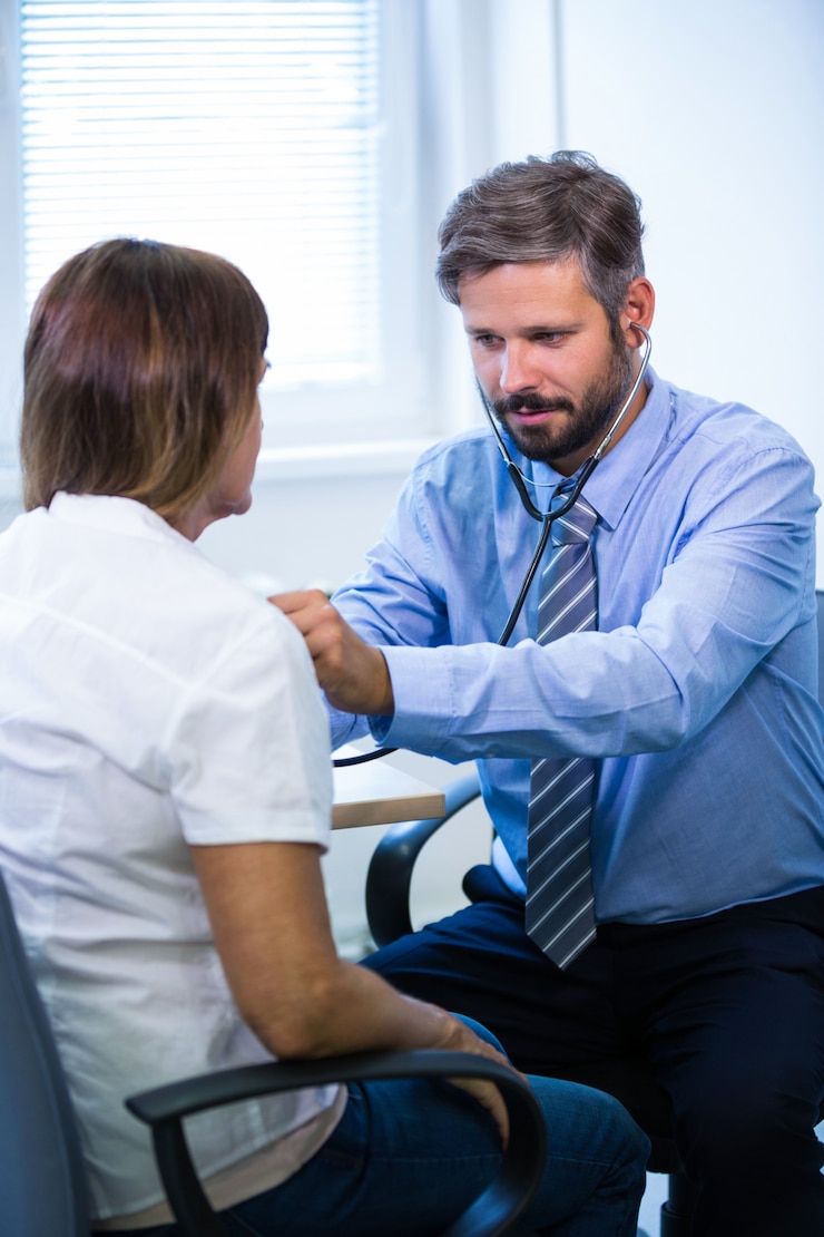 Foto gratuito medico di sesso maschile esaminando un paziente