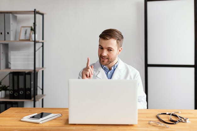 Medico di smiley del colpo medio che lavora