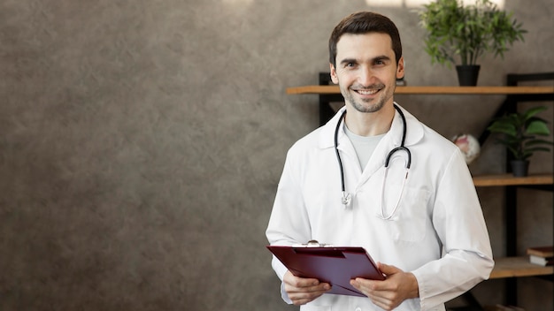 Medico di smiley del colpo medio con lo stetoscopio