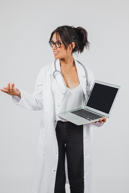 Medico di sorriso con il computer portatile