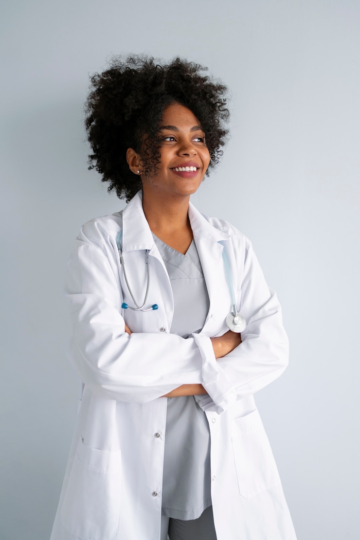 Foto gratuito medico di vista frontale che indossa il camice bianco