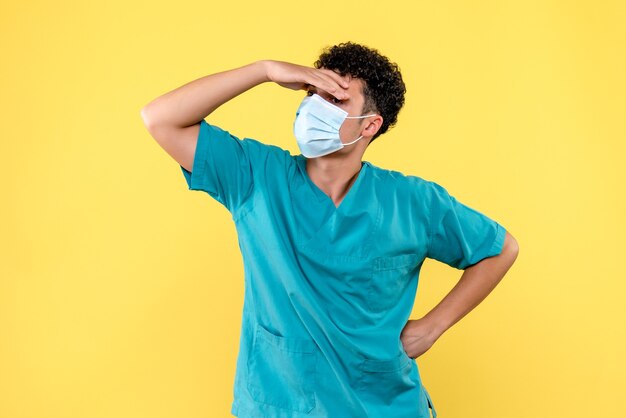 Medico di vista frontale il dottore in maschera ha mal di testa