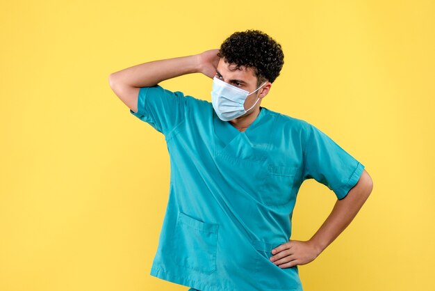 Medico di vista frontale il medico sta pensando al lavaggio delle mani
