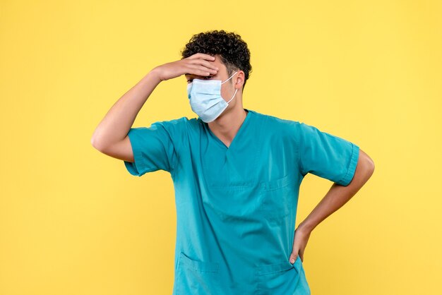 Medico di vista frontale il medico sta pensando alle conseguenze negative della quarantena