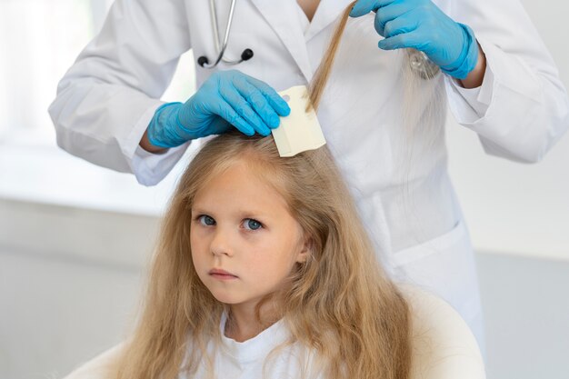 Medico di vista laterale che aiuta il bambino
