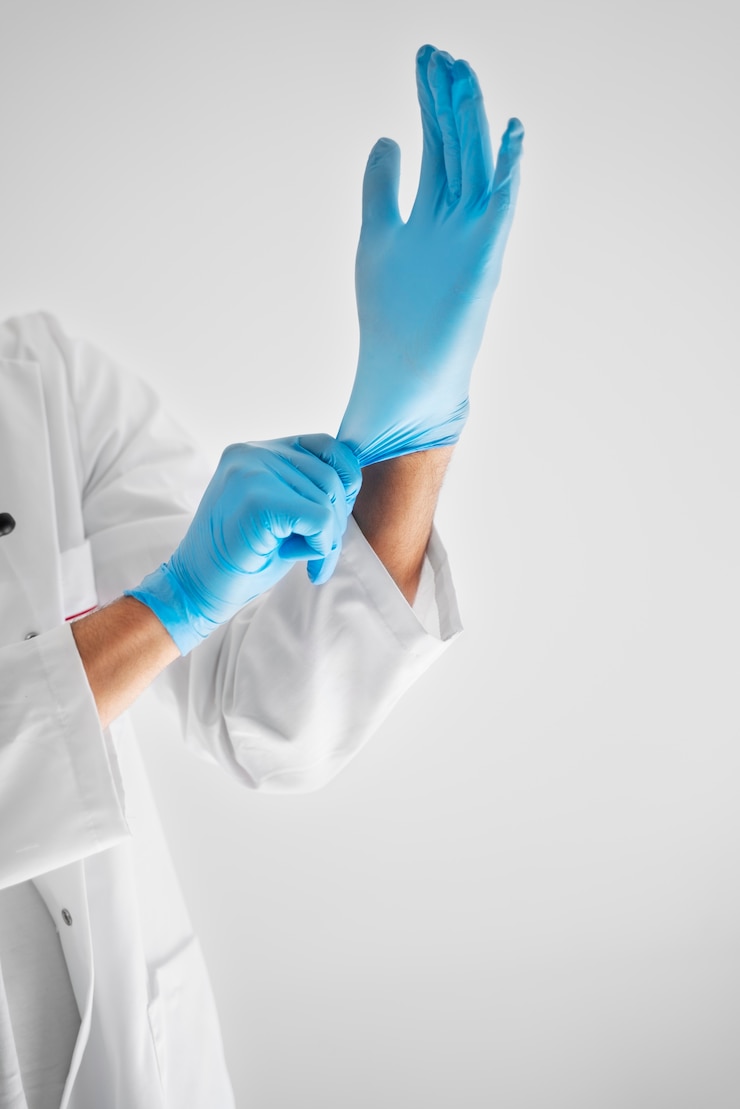 Foto gratuito medico di vista laterale che indossa i guanti