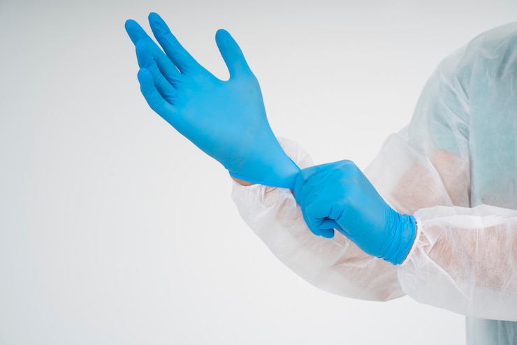 Foto gratuito medico di vista laterale che indossa il guanto