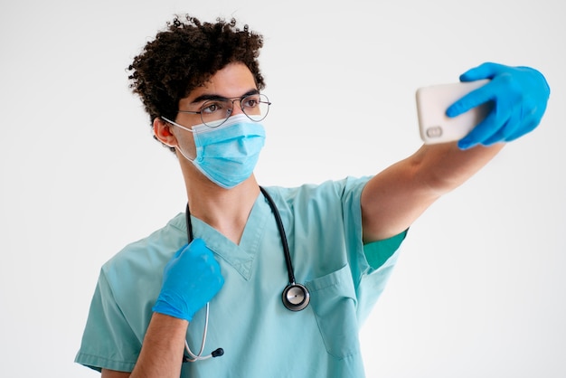 Medico di vista laterale che prende selfie