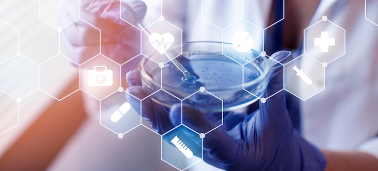 Foto gratuito medico di vista laterale che tiene la capsula di petri