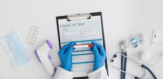 Medico di vista superiore che controlla il test covid