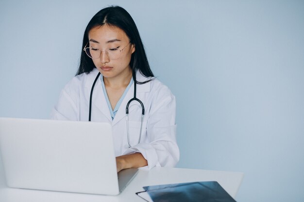 Medico donna che guarda la frattura sul programma per computer