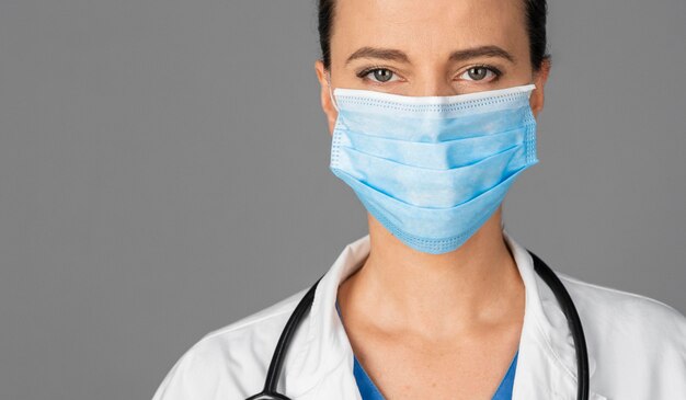 Medico donna in ospedale che indossa la maschera
