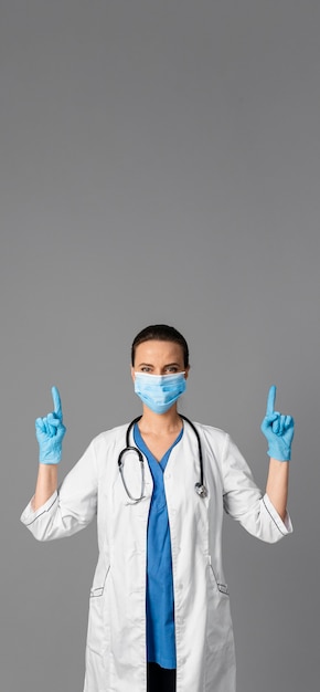 Medico donna in ospedale che indossa la maschera