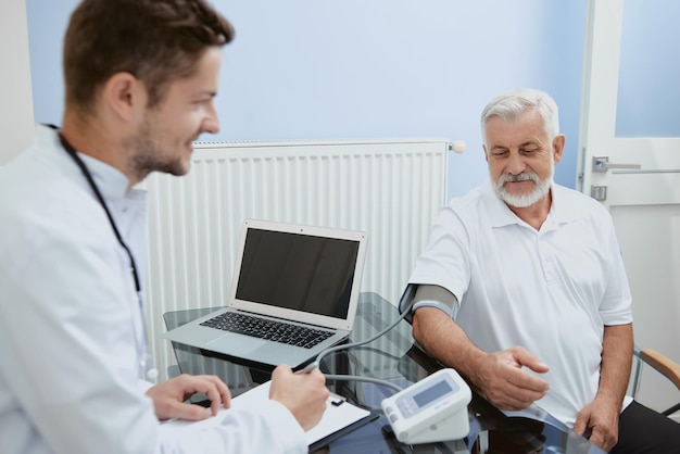 Medico e uomo anziano durante la consultazione