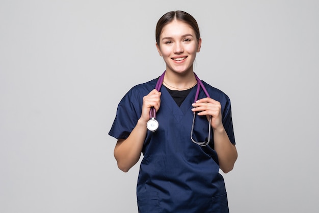 Medico felice allegro con le mani incrociate su bianco