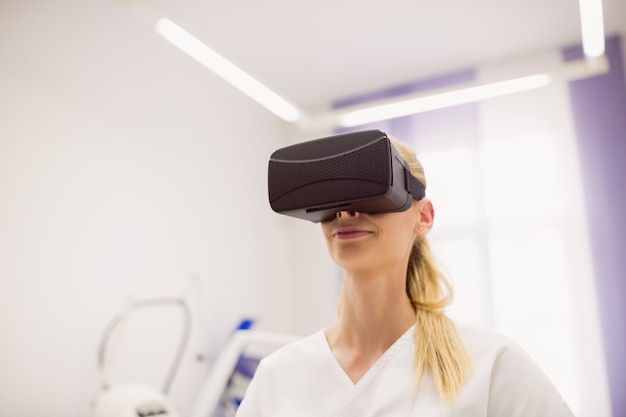 Medico femminile che indossa le cuffie da realtà virtuale