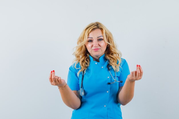 Medico femminile che spiega qualcosa in uniforme blu