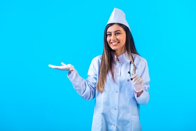 Medico femminile con lo stetoscopio che introduce qualcosa.